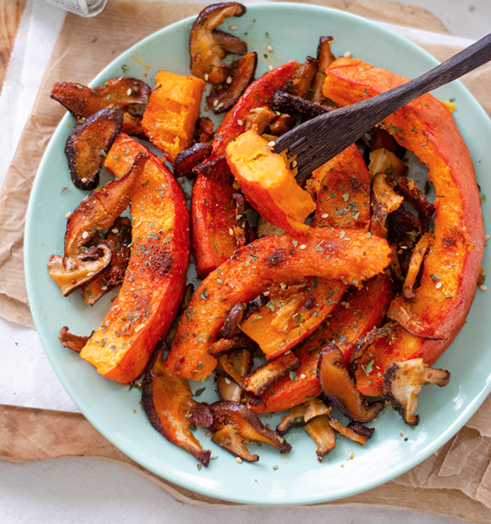 Rollos de col rellenos de salmon y langostinos con calabaza asada con setas shiitake
